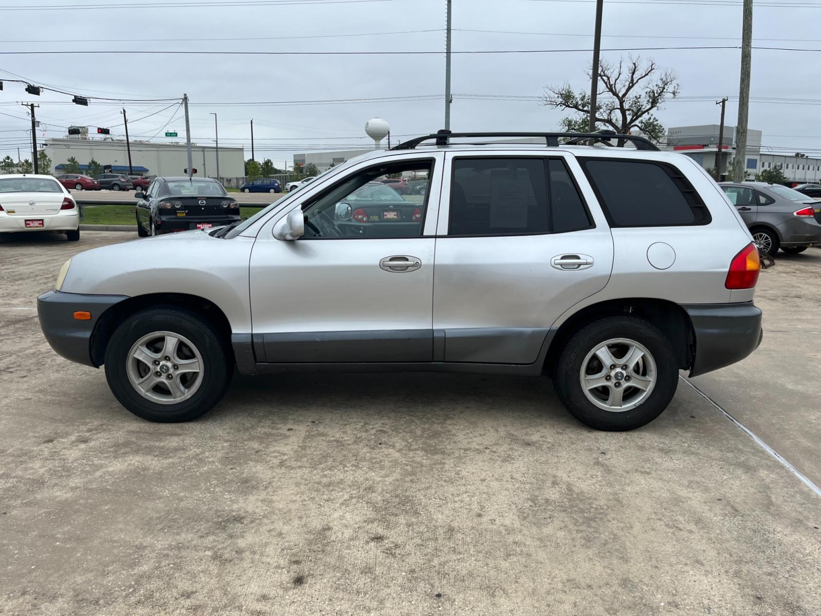 2003 SILVER /gray Hyundai Santa Fe GLS (KM8SC13D53U) with an 2.7L V6 DOHC 24V engine, 4-Speed Automatic Overdrive transmission, located at 14700 Tomball Parkway 249, Houston, TX, 77086, (281) 444-2200, 29.928619, -95.504074 - Photo #3
